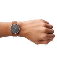 Skagen Uhr Herren Grau 40mm Leder-Armband Braun Quarz Signatur SKW6578 Tragebild