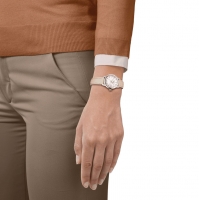 Tissot Classic Dream Damenuhr Perlmutt Leder-Armband Beige Quarz 28 mm T129.210.16.111.00 Arm