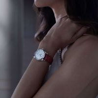 Longines Master Collection Damenuhr Automatic Diamanten Mondphase Perlmutt Rot Leder L2.409.4.87.2 Arm